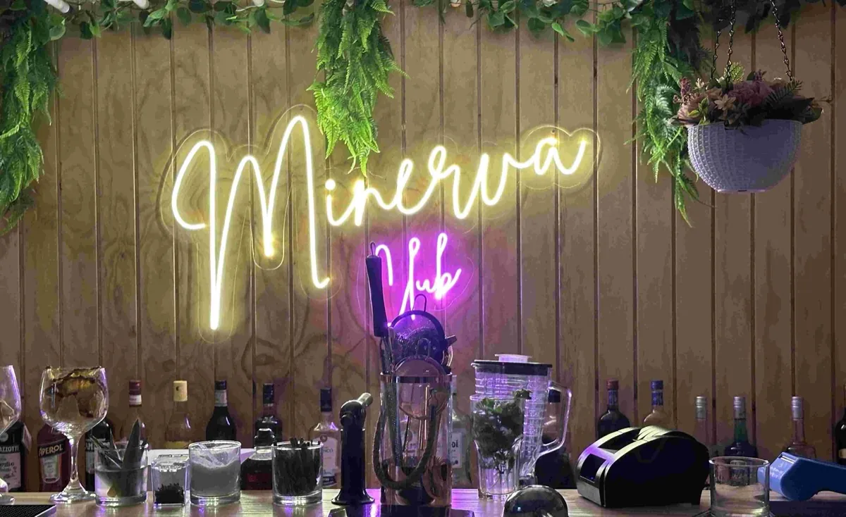 Interior del bar Minerva Club con ambiente acogedor