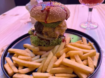 Hamburguesa gourmet artesanal de Minerva Club con ingredientes premium